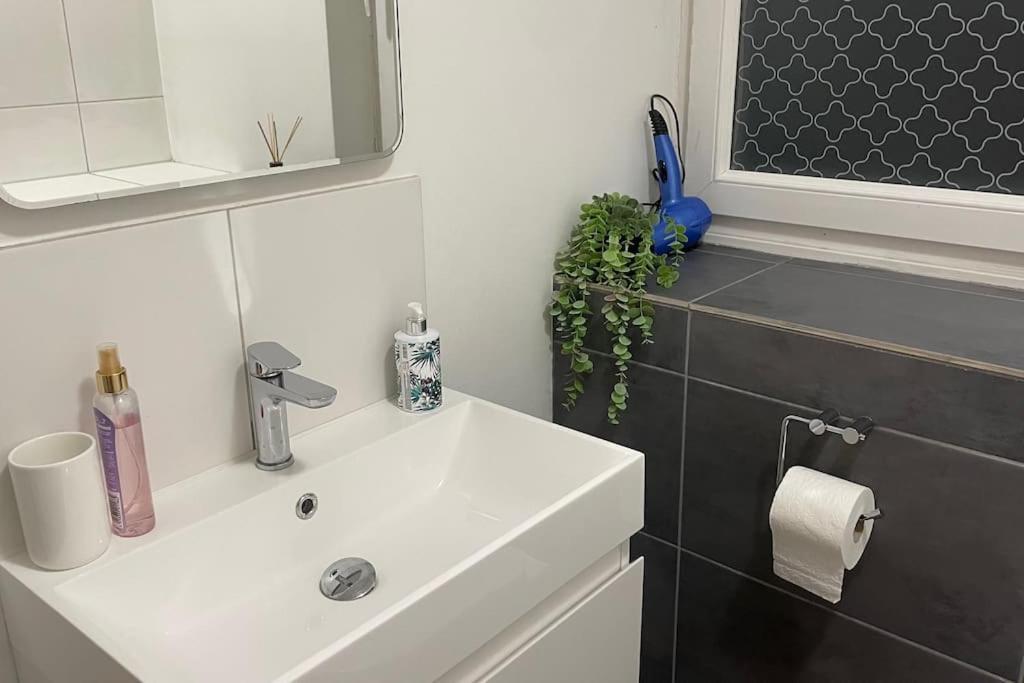 Cosy Flat For 4, Family Friendly, Private Parking, Close To Central Londra Dış mekan fotoğraf