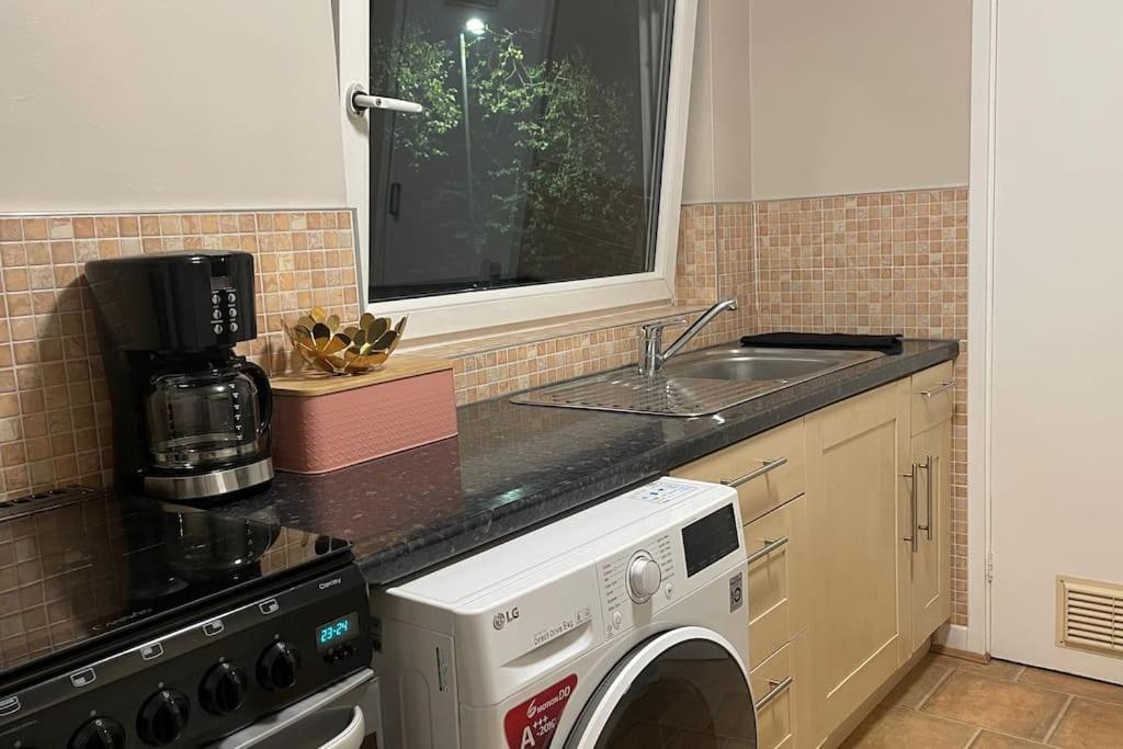 Cosy Flat For 4, Family Friendly, Private Parking, Close To Central Londra Dış mekan fotoğraf